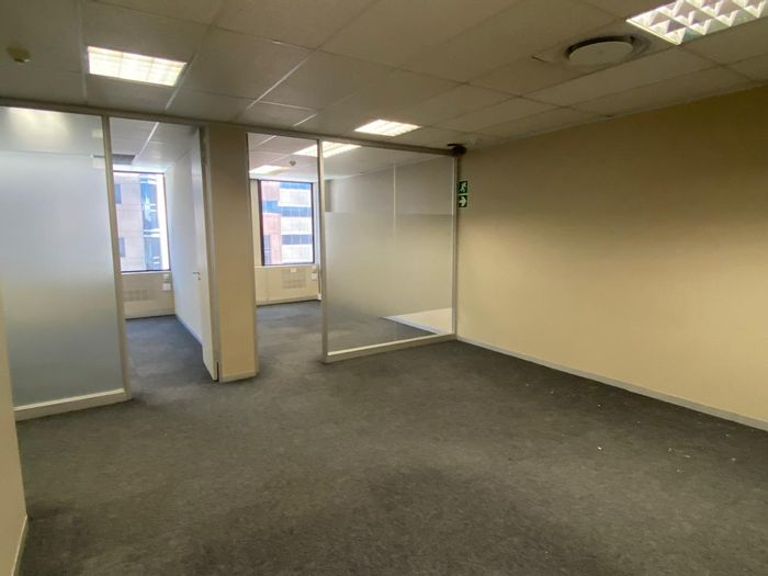 To Rent: Fitted office with boardroom, kitchen, security, and city views in Cape Town City Centre.