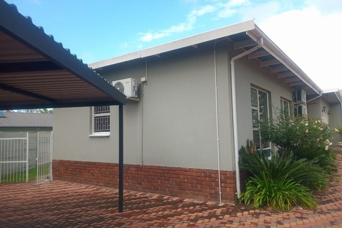 Office Space To Rent in Huttenheights: Spacious layout, parking, garden maintenance included.
