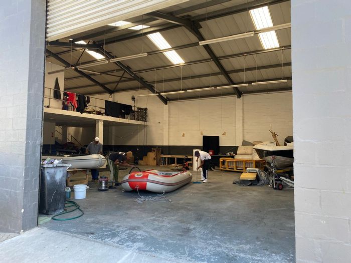 Epping Industrial House To Rent: 420m² with parking, security, and 3-phase power.