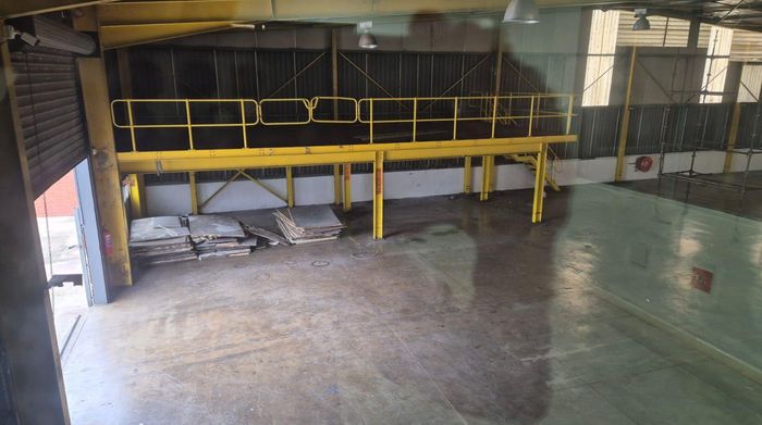 Briardene House To Rent: Spacious with private yard, offices, and security features.