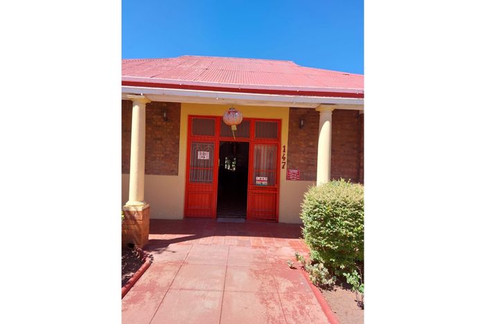 For Sale: Restaurant in Belgravia with lounges, kitchen, garages, and private backyard.