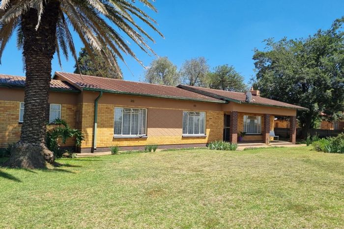 For Sale: House in Vischkuil with garage, garden, and ample storage space.