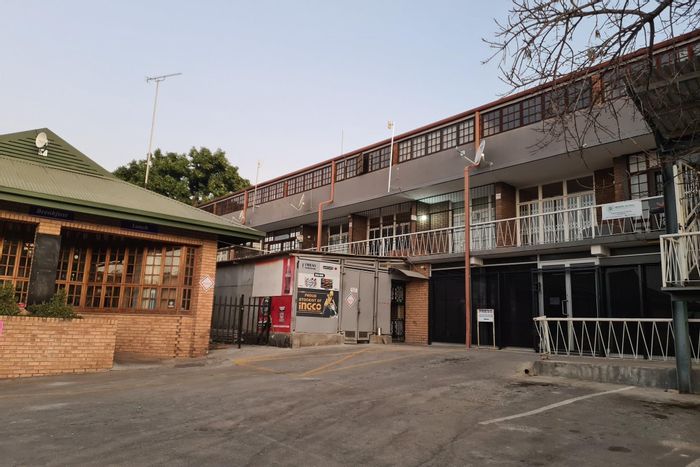 For Sale: Dual-purpose office/apartment in Nelspruit Ext 2 with parking.