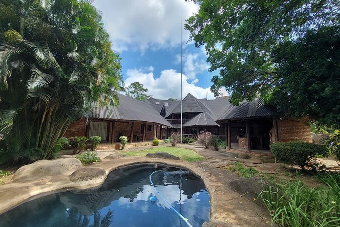 House for Sale in Kwambonambi Central: Golf course access, pool, versatile spaces.