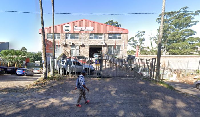 New Germany House To Rent: 1110 m² with office, car wash bay, and 400 Amps power.