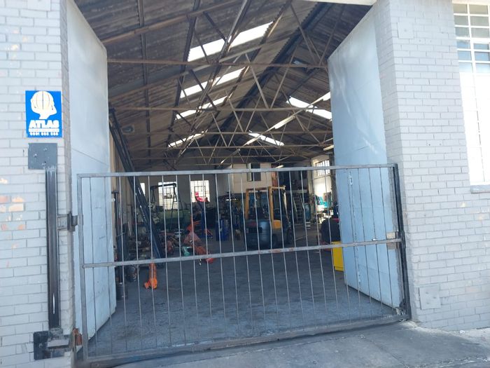 Spacious Sidwell house to rent, featuring ample space and essential amenities.