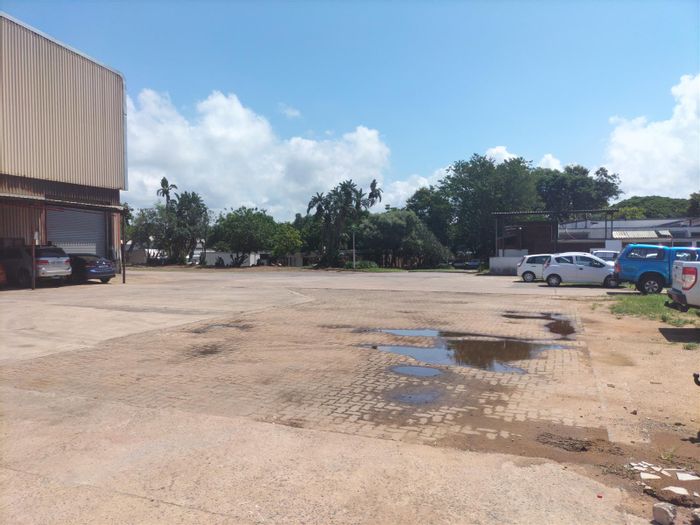 Amanzimnyama House To Rent: Secure property with 3-phase power and spacious yard.