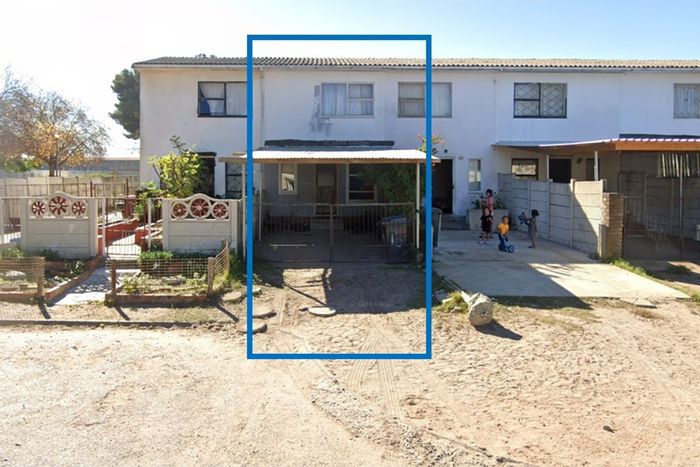 Wesfleur House For Sale: 2 Bedrooms, Yard, Close to Schools and Transport.