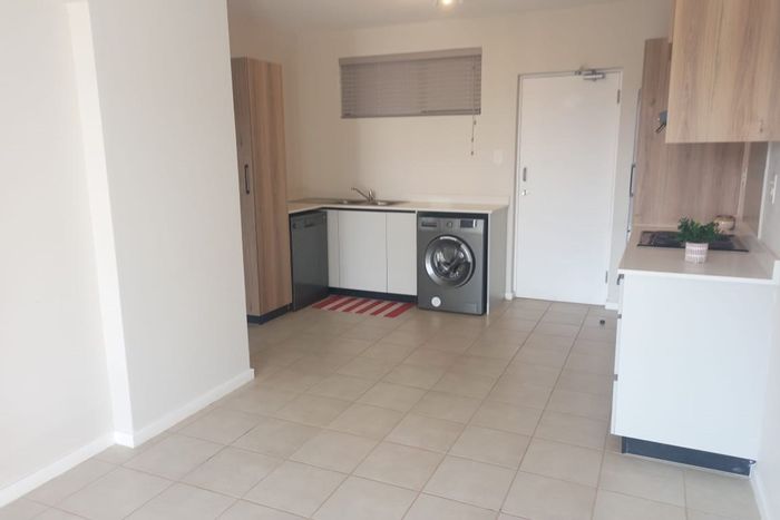 Ballito Commercial District: 1-Bedroom Apartment To Rent with Pool, Balcony, and Security.