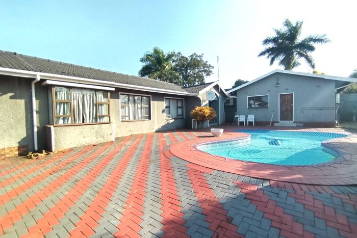 Kildare House To Rent: 6 bedrooms, pool, double garage, entertainment area.