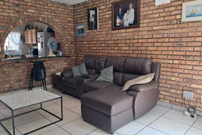 Pet-friendly townhouse in Dayanglen, featuring garden, garage, and visitor parking. For Sale.