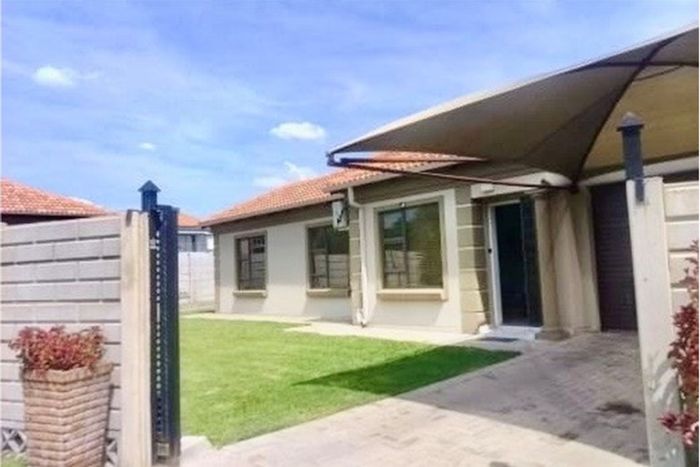 House To Rent in Ngwenya River Estate with security, garage, and clubhouse access.