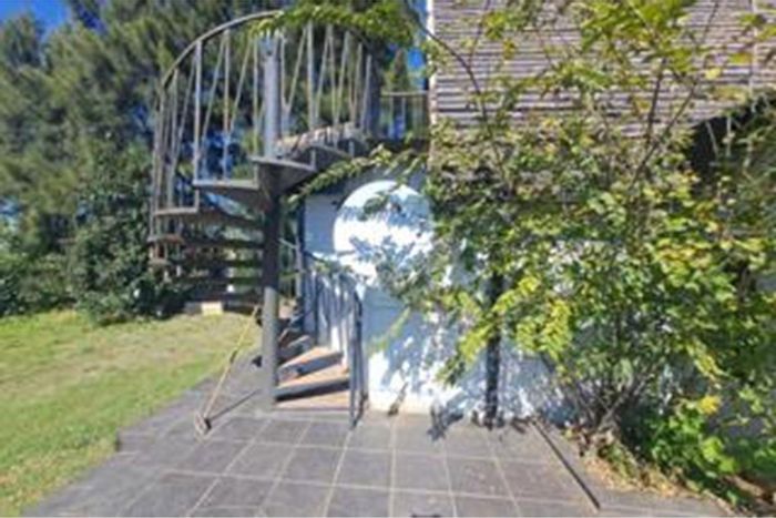 12-Bedroom House in Deneysville Central For Sale, Near Vaal Dam Amenities.