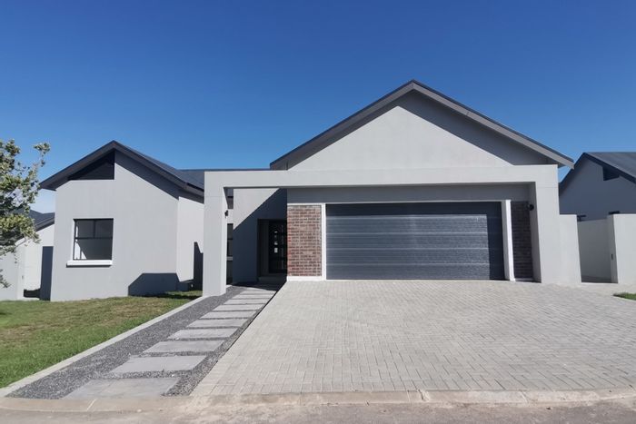 For Sale: 4-Bedroom House in Paarl South with security, garage, and communal spaces.