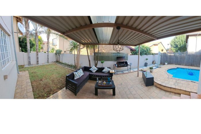 Townhouse To Rent in Amberfield: 3 Bedrooms, 2 Bathrooms, Parking for 4 Vehicles.