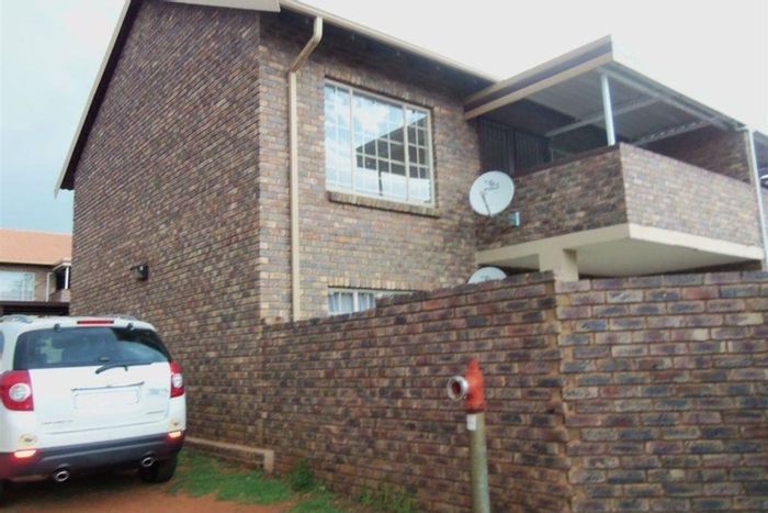 For Sale: Townhouse in Philip Nel Park with security, balcony, and prepaid utilities.