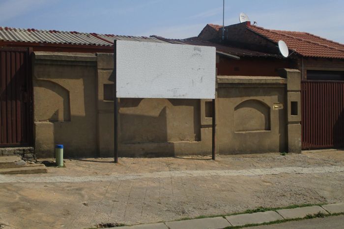 House for Sale in Emoyeni: 2 Bedrooms, Open-Plan Living, Parking for 2 Vehicles.