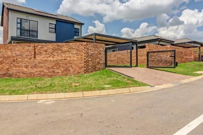 House for Sale in Nietgedacht AH: 3 beds, 2 baths, amenities galore.