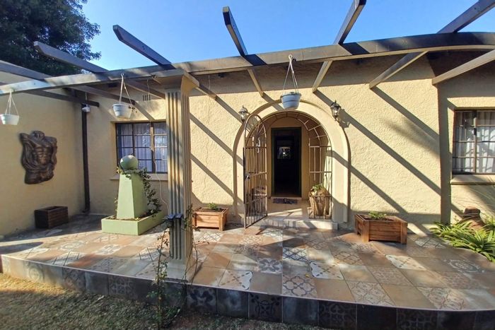 Dalview House For Sale: 4 bedrooms, chef's kitchen, security features, and motorized garages.