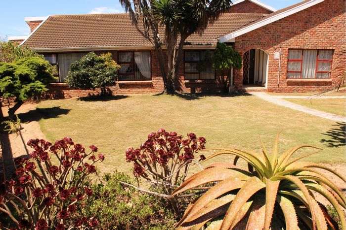 For Sale: Spacious 5-bedroom house in Bluewater Bay with backyard and water tank.