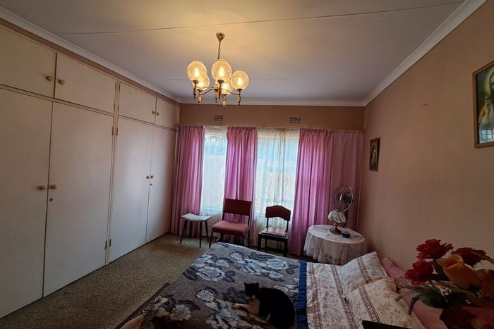 For Sale: Spacious 5-bedroom house in Bezuidenhout Valley with 3 parking spaces.