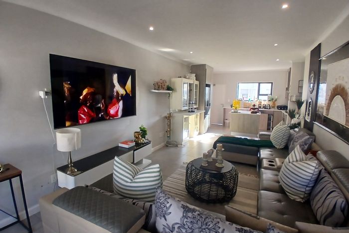 For Sale: Morningside Apartment with 2 bedrooms, pool, and secure parking.