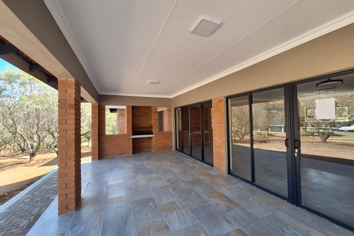 For Sale: 4-bedroom house in Kranspoort with golf estate access and flat stand.