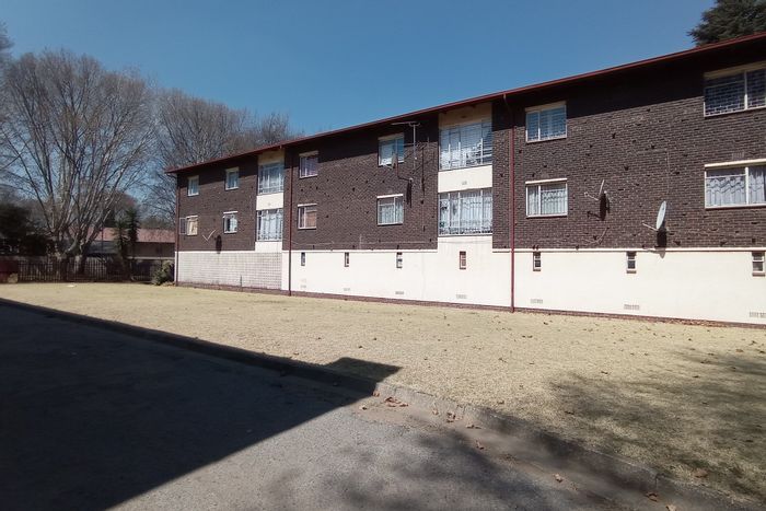 2-Bedroom Apartment For Sale in Paarlshoop with Secure Entry and Parking.