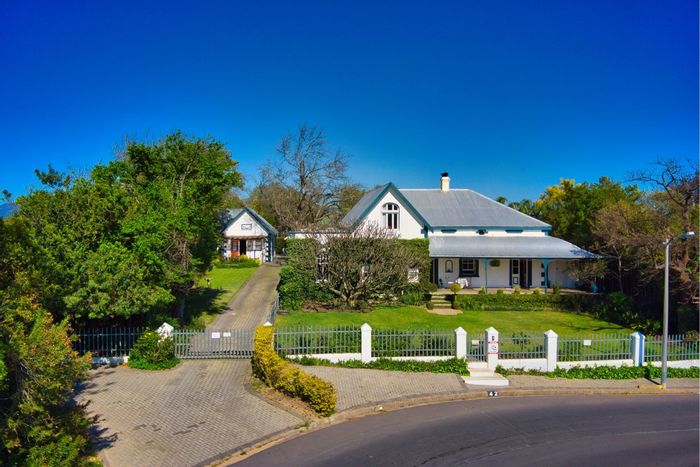 Uitsig House For Sale: 5 bedrooms, pool terrace, off-grid living, expansive garden.