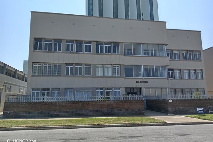 Coastal 2-bedroom apartment for sale in Summerstrand, near amenities and university.