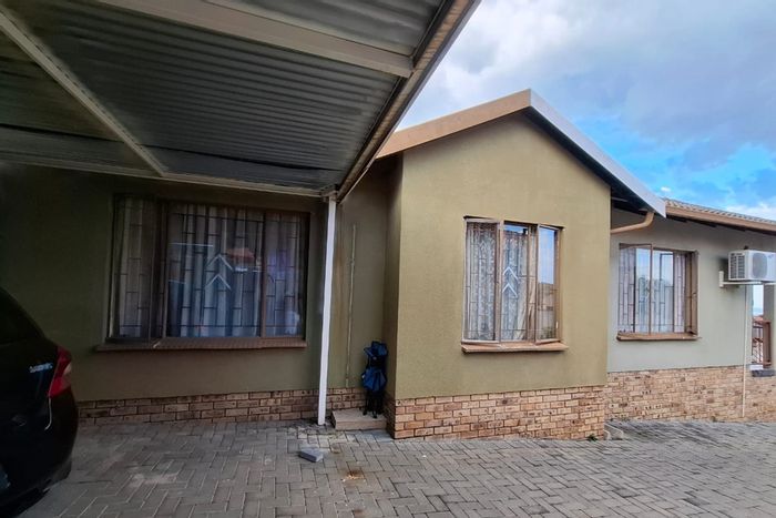 For Sale: 3-bedroom house in Tlhabane West with air conditioning and pet-friendly yard.