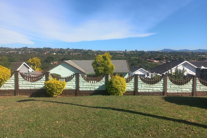 For Sale: House in Bisley with secure garden, alarm system, and convenient amenities.