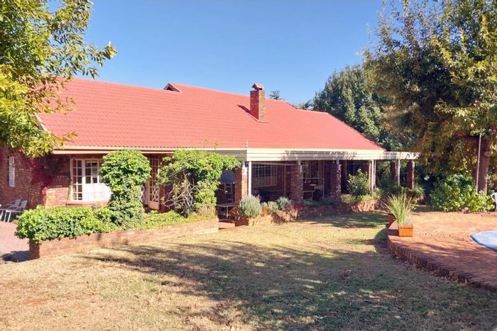 Die Hoewes Small Holding For Sale: Spacious home, pool, guest unit, and art studio.