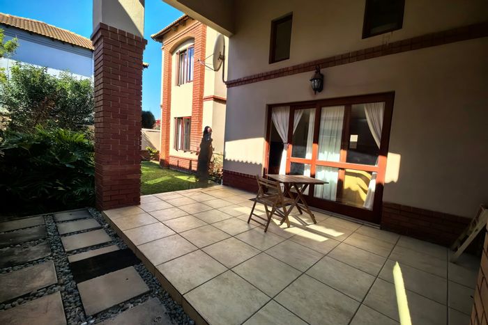 For Sale: House in Bronberg Close with 3 beds, private garden, and top security.