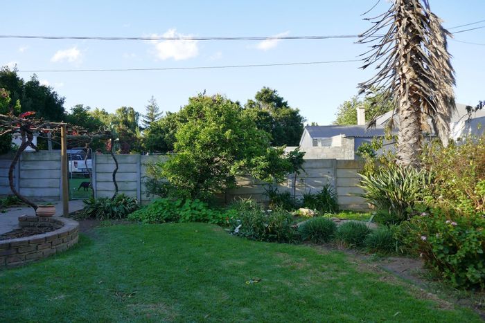 For Sale: Dual-purpose house in Villiersdorp Central with garden, business space, and parking.