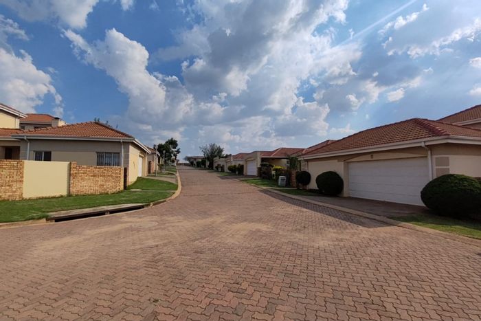 Zandspruit Townhouse For Sale: 3 bedrooms, double garage, large yard, secure estate.