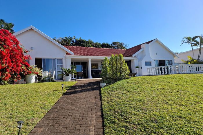 For Sale: House in Manaba Beach with 6 en-suite bedrooms, pool, and ample parking.