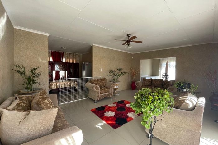 Amiel Park House For Sale: 3 bedrooms, pool, lapa, study, flatlet.