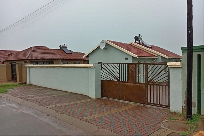 3-Bedroom House For Sale in Protea North with garden, veranda, and fiber internet.