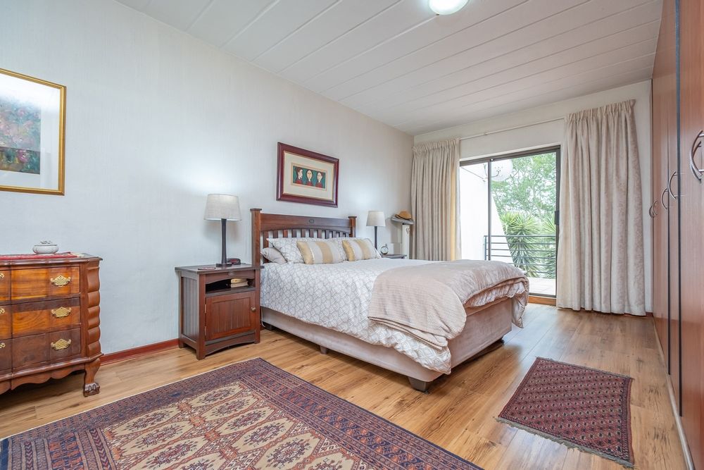 Very spacious main bedroom