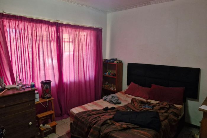 For Sale: 4-Bedroom House in Randlespark, near schools and shopping amenities.