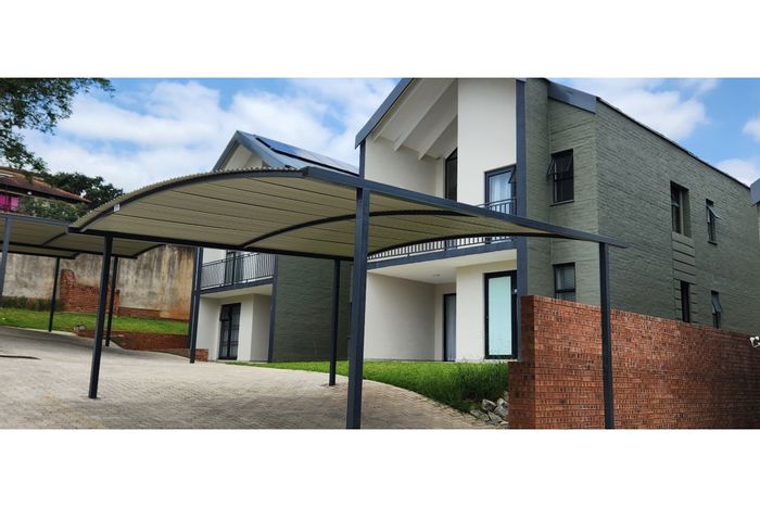 Spacious Stonehenge townhouse with balcony, communal pool, and 24-hour security. To Rent.