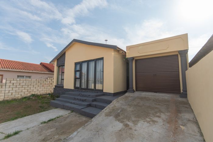 Kwadwesi House For Sale: 3 Bedrooms, 2 Bathrooms, Spacious Layout, Ample Parking.