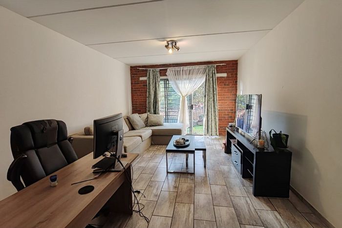 For Sale: 3-Bedroom Apartment in Lyndhurst with Garden, Carports, and Park Access.