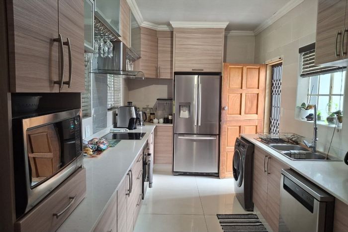 House for Sale in Ridgeway: 4 bedrooms, garden, lapa, near amenities.