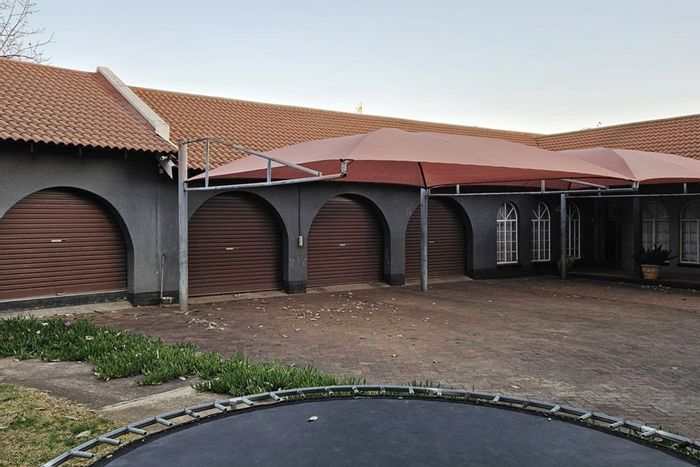 For Sale: Spacious 4-bedroom house with pool, garage, and pet-friendly garden in Orkney Central.