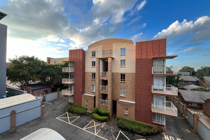 Hatfield Apartment For Sale: Secure complex, solar power, near shopping and university.