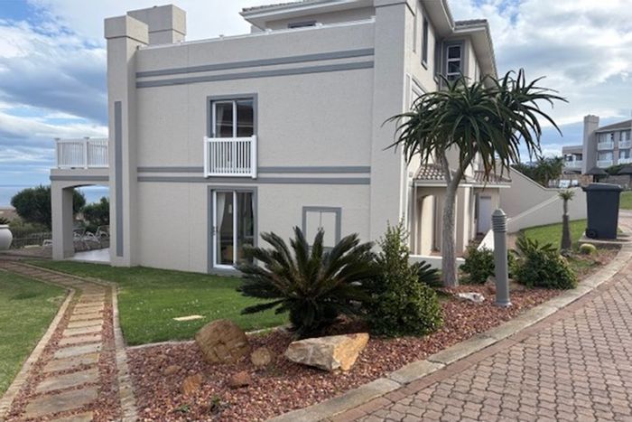 For Sale: Townhouse in Pinnacle Point Golf Estate with golf access and spa amenities.