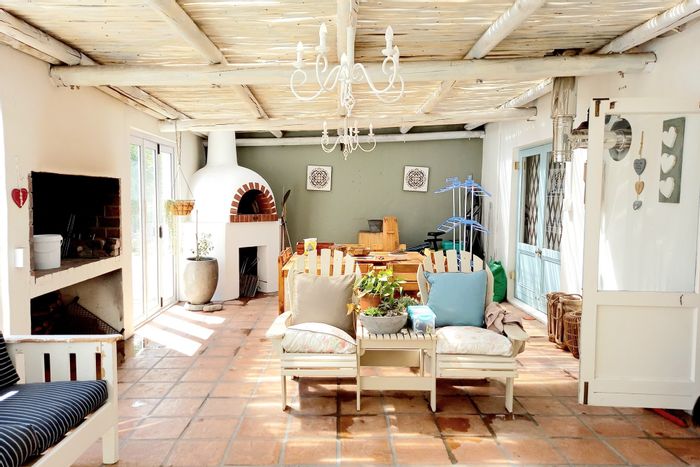 Jacobsbaai House For Sale: 4 bedrooms, indoor braai, guest flat, solar panels.