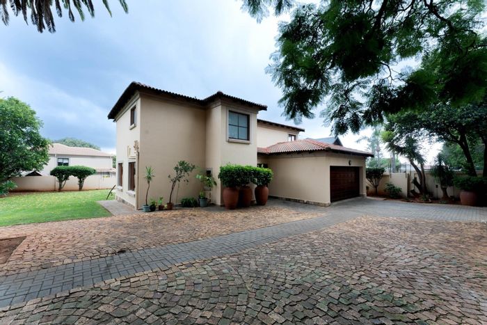 Kensington House For Sale: Spacious family home with pool, study, and staff quarters.